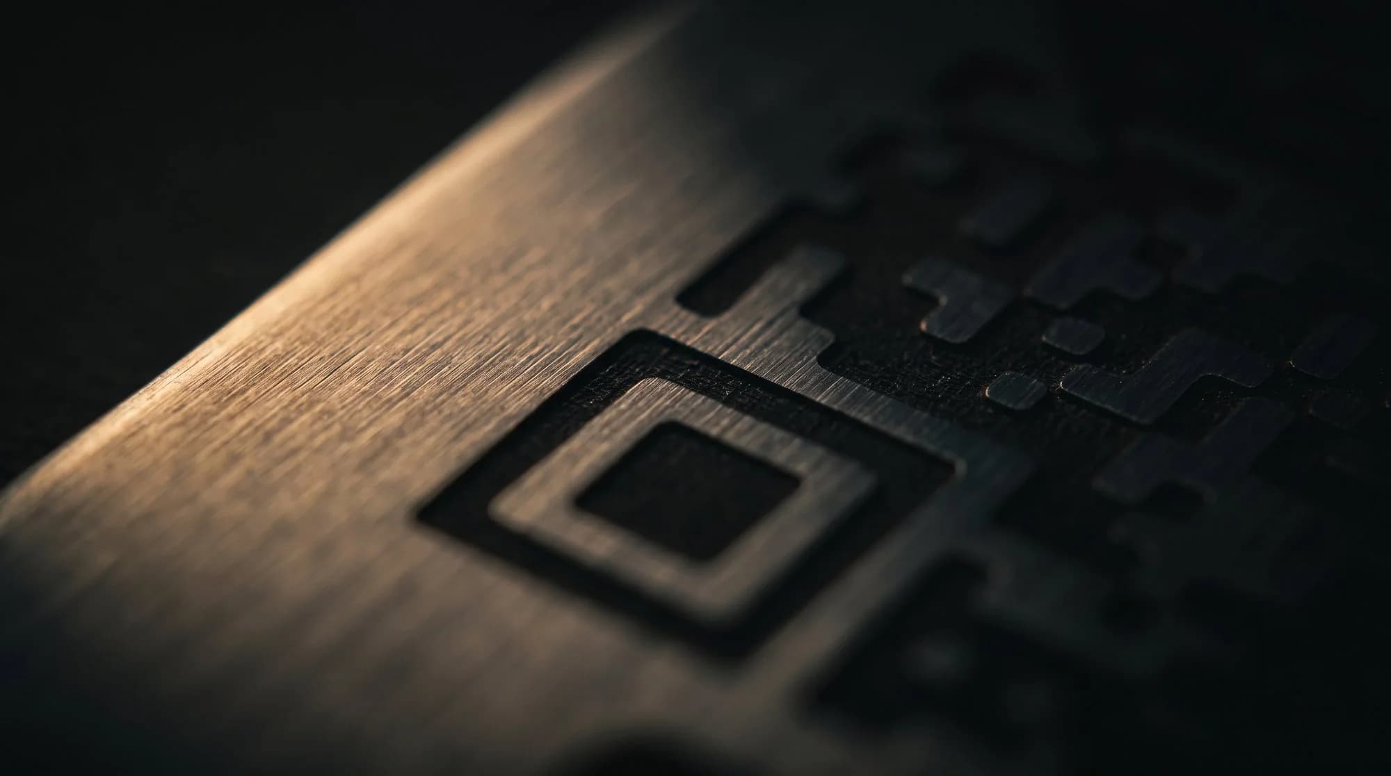 Macro du grain de l'aluminium brossé et de la profondeur de la gravure laser